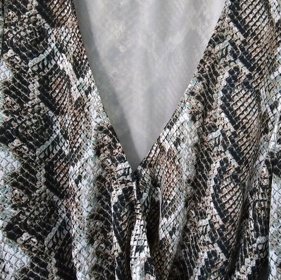 Cupcakes & Cashmere Blouse Womens Sz S Jasper Pyton Wrap  Top Animal Print - Picture 8 of 13